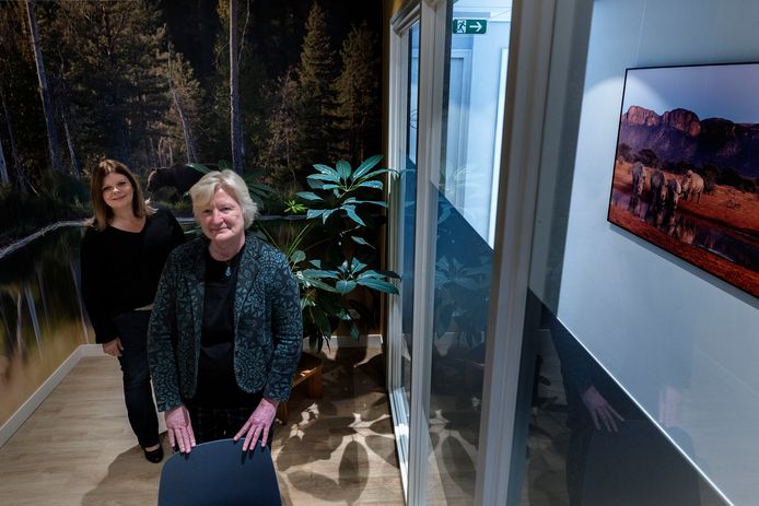 Huisarts Elly Vogelzang (r) start met anderen een nieuw gezondheidscentrum, Medisch Kwartier Eindhoven. Links van haar een van de doktersassistentes, Karin Menzink.