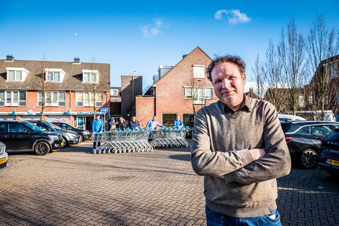 Eigenaar Onno Beugelsdijk van de AH-supermarkt maakt zich grote zorgen over het feit dat de provincie de bushaltes wil verplaatsen. Zijn medewerkers laten met de boodschappenkarretjes zien tot hoever de parkeerruimte komt te vervallen.