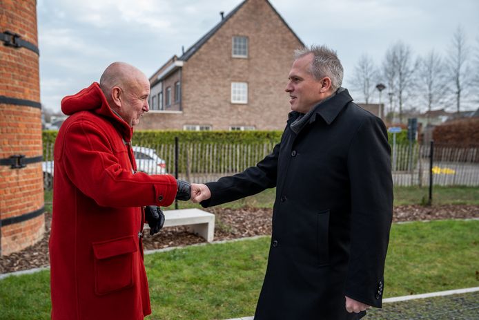 Luc Van den Bossche (63) verwelkomt minister Matthias Diependaele (N-VA) op Hellegat.