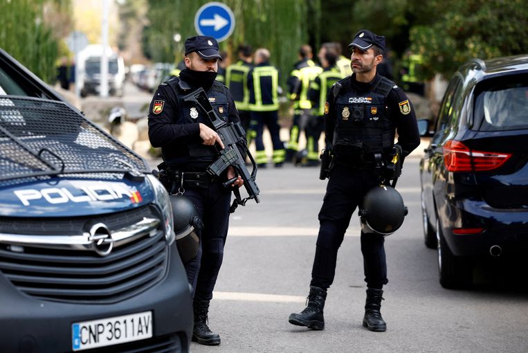 In Spanje waren eerder al bombrieven aangekomen op de Oekraïense ambassade. Beeld REUTERS