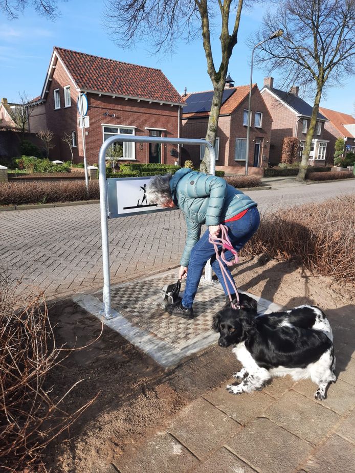 Een hondenbezitter gooit een gevuld poepzakje in één van de Pet Pots in Wernhout