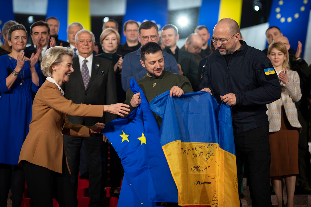 Ursula von der Leyen, president Zelensky en (rechts) de Oekraïnse premier Denys Shmyhal in Kiev met de vlag van de EU en die van Oekraïne. Beeld AP