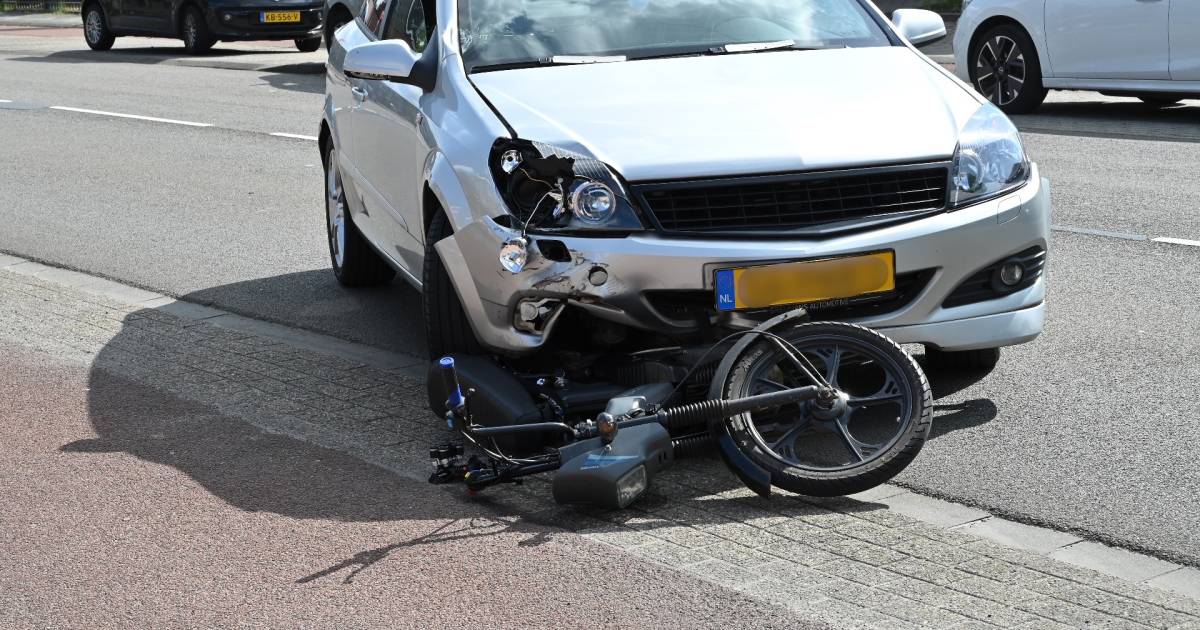 Bromfietser zwaargewond door botsing met auto in Breda, met spoed naar ziekenhuis gebracht