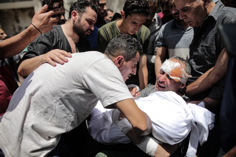 Gaza-stad, 16 mei. Raed Ishkontana, die nipt een aanval overleefde, verloor zijn vrouw en zijn vier kinderen. ‘Had ik ze maar nooit achtergelaten.’ Beeld NYT/HOSAM SALEM