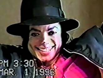 Opgedoken filmpje toont giechelende Michael Jackson tijdens kruisverhoor over ‘misbruik’