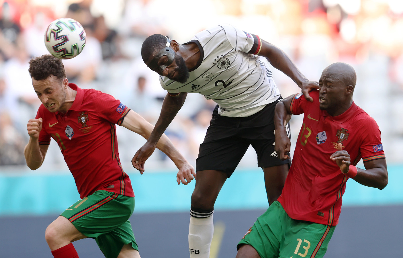 Dit is waarom de Duitse voetballer Rüdiger een masker draagt tijdens ...
