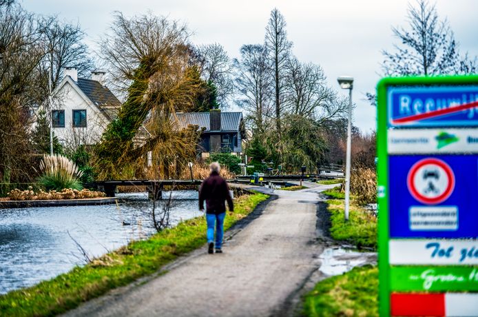 De Oudeweg in Reeuwijk. In Bodegraven-Reeuwijk zijn de woonlasten hoger dan elders.