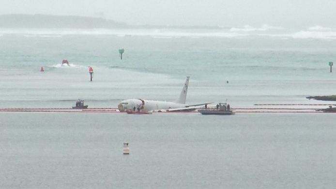 Un aereo militare della Marina americana si è schiantato in mare e l'equipaggio ha dovuto tornare a nuoto da solo per tornare a terra.