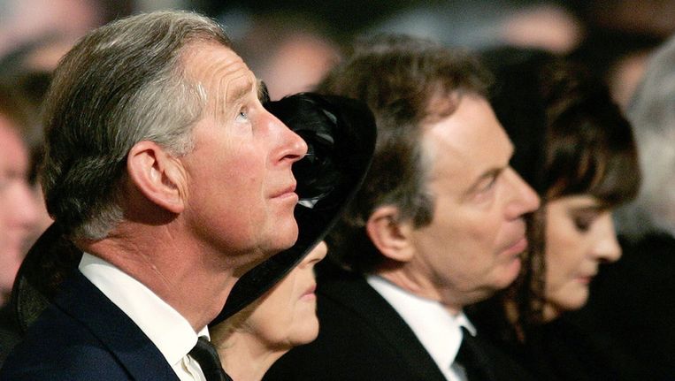Prins Charles en op de achtergrond Tony Blair, tijdens de herdenkingsmis voor paus Johannes Paulus II in 2005. © afp Beeld 