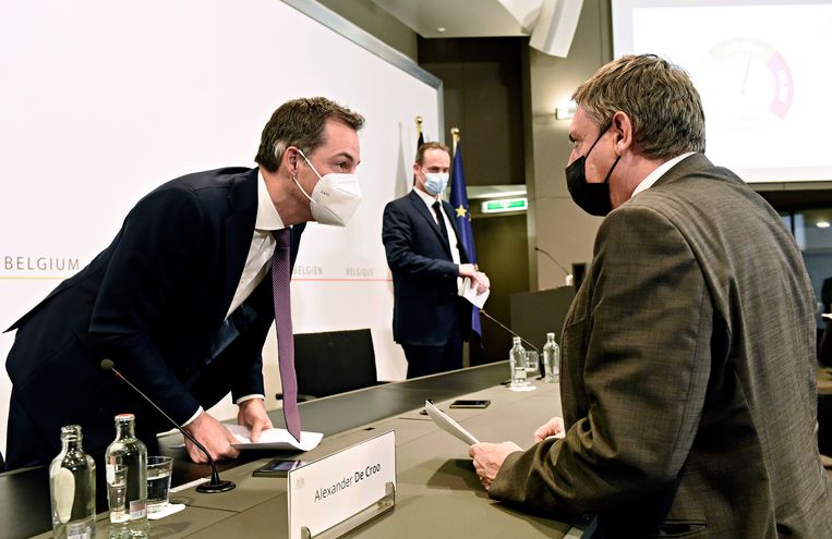 Premier Alexander De Croo (Open Vld) en Vlaams minister-president Jan Jambon (N-VA) na de persconferentie van het Overlegcomité. Beeld Photo News