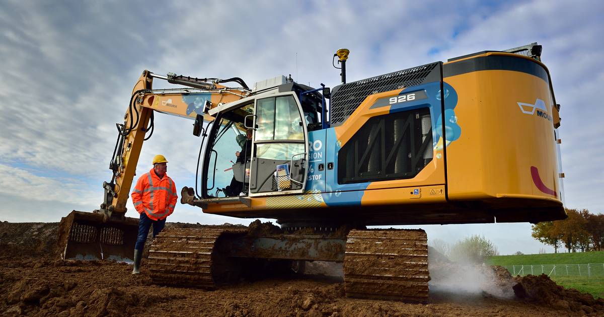 Eerste grote klus voor de graafmachine op waterstof van start ‘Het is toch anders rijden met zo