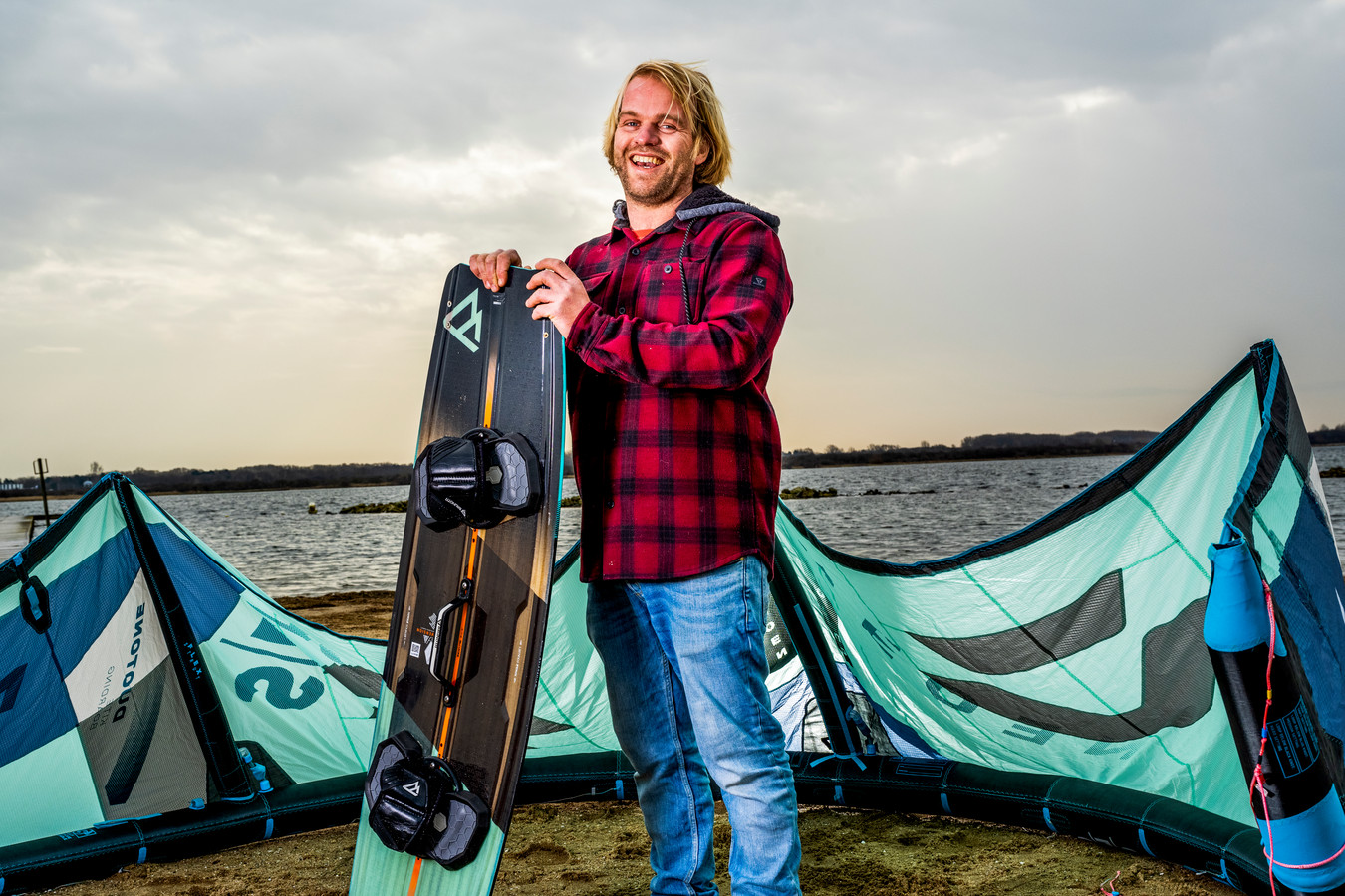 Ervaren kitesurfers waarschuwen voor gevaren Je gaat ook niet