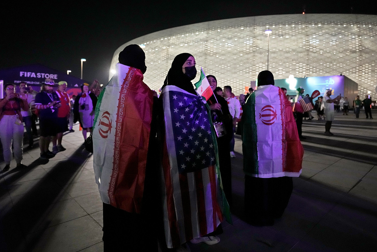 Fans met Iraanse en Amerikaanse vlaggen bij het Al Thumama-stadion in Doha, voor de wedstrijd Iran - VS. Beeld AP