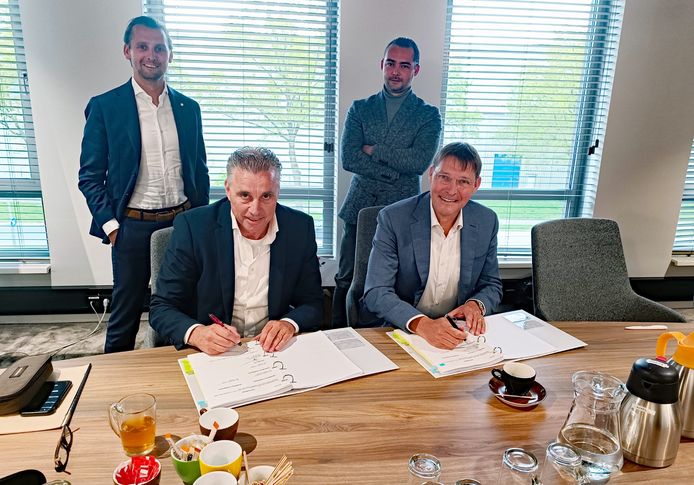 Hendriks Bouw en Ontwikkeling neemt het Nijmeegse  Ariens over.  Zittend Johans Ariëns en Lambèr Hendriks en staand Michael en Vincent Hendriks (vlnr).
