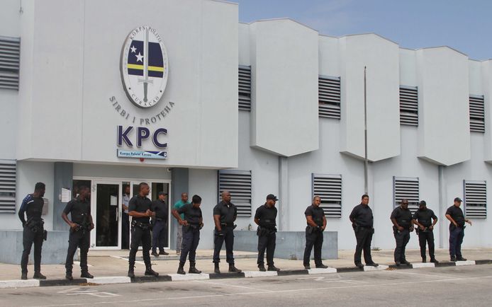 Een beeld van afgelopen week: agenten houden toezicht op betogers die zich hebben verzameld nabij het bureau van het Korps Politie Curaçao in Willemstad.