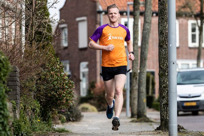 Erik Schaafsma traint voor de Run for KiKa Marathon in het Nederlands Openluchtmuseum. Het wordt zijn eerste. ,,Ik denk wel dat het gaat lukken.”