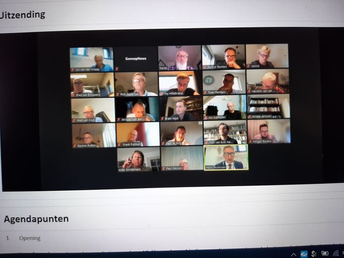 Deelnemers aan de digitale raadsvergadering van Gennep vorige week. Rechts de boekenkast van het SP-raadslid.