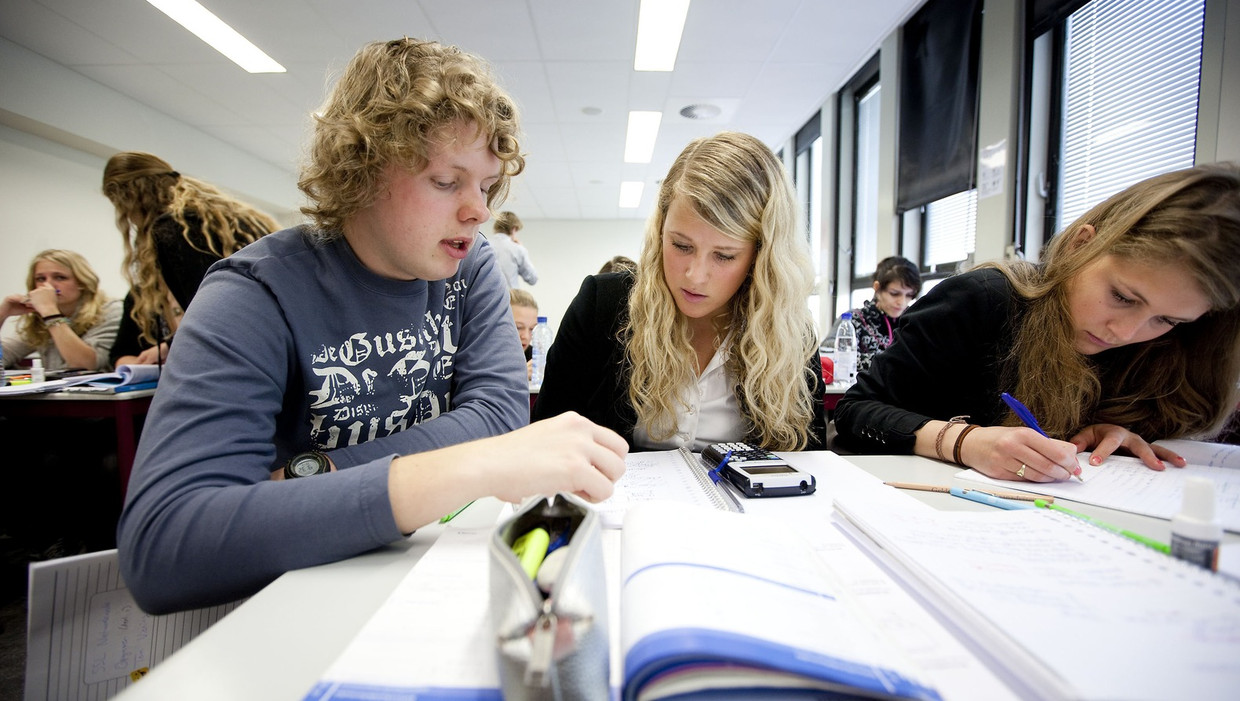 Scholieren bereiden zich tijdens een particuliere cursus in Leiden voor op hun eindexamen. Beeld anp