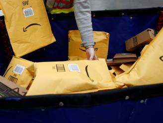 Amazon vervangt kartonnen doos door sticker op originele verpakking, klanten misnoegd :”Jullie verpesten onze kerst”