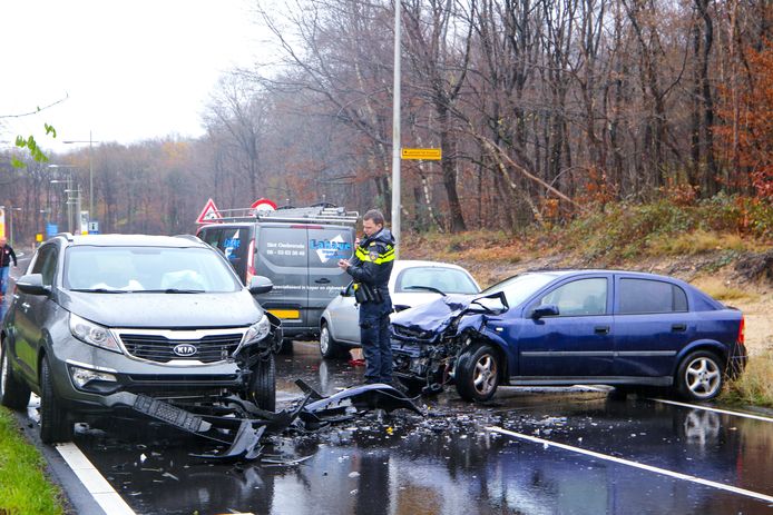 Flinke ravage na botsing tussen drie personenauto’s en een bestelbus.