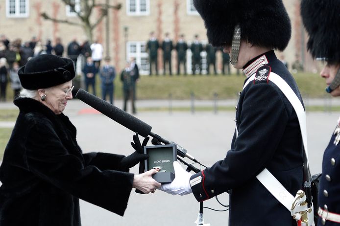 De Deense koningin Margrethe overhandigt traditiegetrouw een horloge aan een soldaat die de afgelopen periode een goede indruk heeft gemaakt.