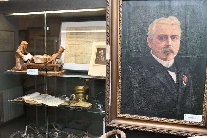 De Stedelijke Oudheidkundige Commissie organiseert een opendeurweekend in het Erfgoedhuis René Defrancq. In deze kast hangt het  diploma op perkament van dokter Henri D'Hondt