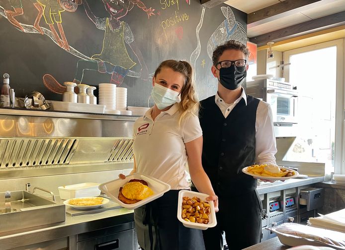 Christina Lestang en bedrijfsleider Marcel Grames komen met hun schnitzels de grens over.