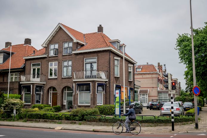 In dit hoekpand aan de Ootmarsumsestraat wonen al jaren arbeidsmigranten. De buurt zegt er last van te hebben.