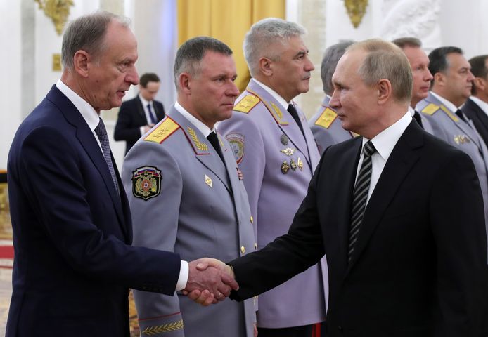 Nikolaj Patroesjev (links) schudt de hand van Vladimir Poetin op een plechtigheid in 2019