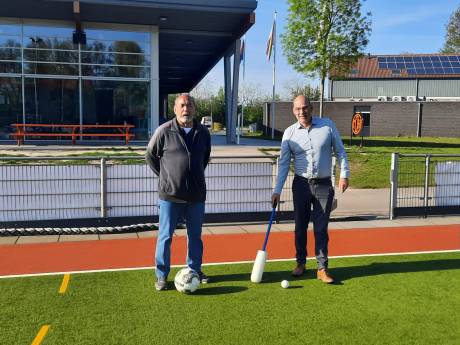 Te oud om te sporten? Arnhemse clubs combineren walking football en fithockey op één complex: ‘Unieke samenwerking’