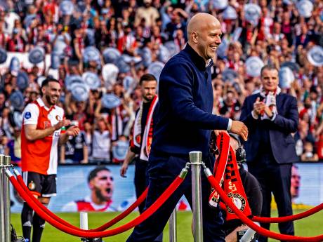Arne Slot na bewogen week: ‘Dennis te Kloese verdient veel credits, maar ik heb zelf gezegd dat ik zou blijven’