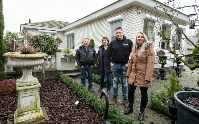 René en Erna Kruizinga,  met zoon Elwin en dochter Gea, voor hun woonwagen aan de César Franckstraat.  Ze hopen bij elkaar te kunnen gaan wonen op (mogelijk) een nieuwe woonwagenlocatie aan het Bartelinkslaantje.