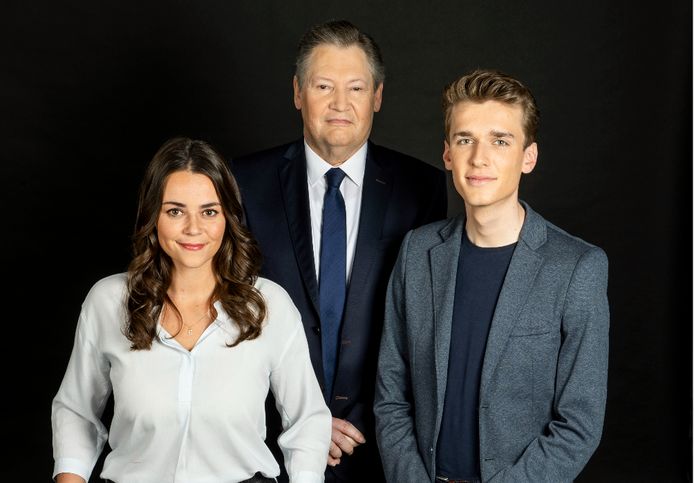 In De Beurs van Charlotte en Cédric beleggen onze jonge beleggers elk 10.000 euro volgens hun eigen strategie. Financieel expert Paul D’Hoore staat de jonge beleggers bij en geeft perspectief op wat ze met hun portefeuilles doen.