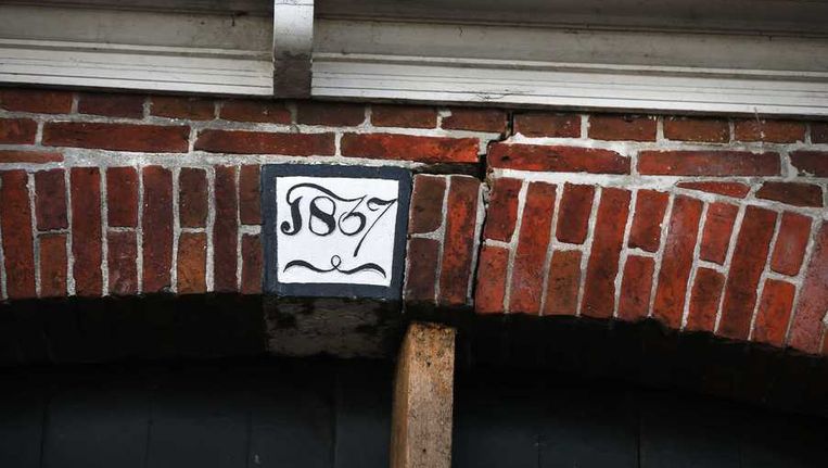 Schade aan de gevel van een boerderij in Loppersum op archiefbeeld. Beeld anp