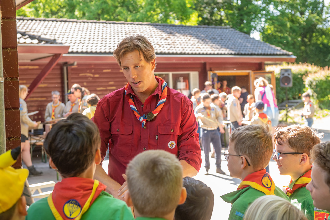 Freek Vonk bezoekt Zoetermeerse scouting en leert leden dat óók kleine diertjes belangrijk zijn