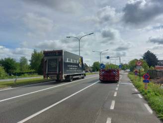 Geen parkeerplaatsen meer voor vrachtwagens langs R4 in Zelzate: parkeerplaatsen maken plaats voor bredere fietspaden