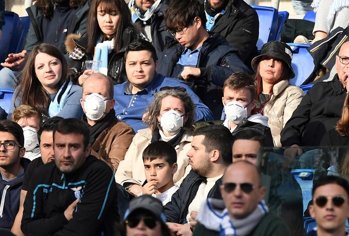 Fans met mondmasker in het Olympisch Stadion van AS en Lazio Roma, toen supporters begin deze maand nog binnen mochten.