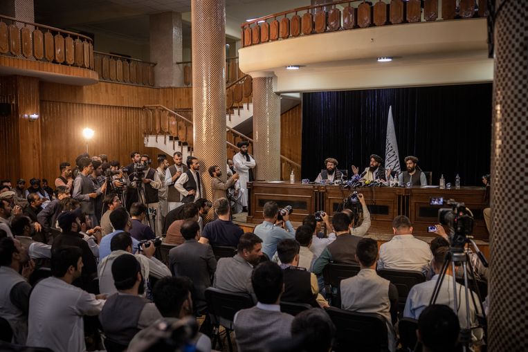 De eerste persconferentie van de taliban, afgelopen dinsdag. De groepering laat haar meest menselijke gelaat zien, maar hoe oprecht is dat? Beeld Jim Huylebroek for The New York Times