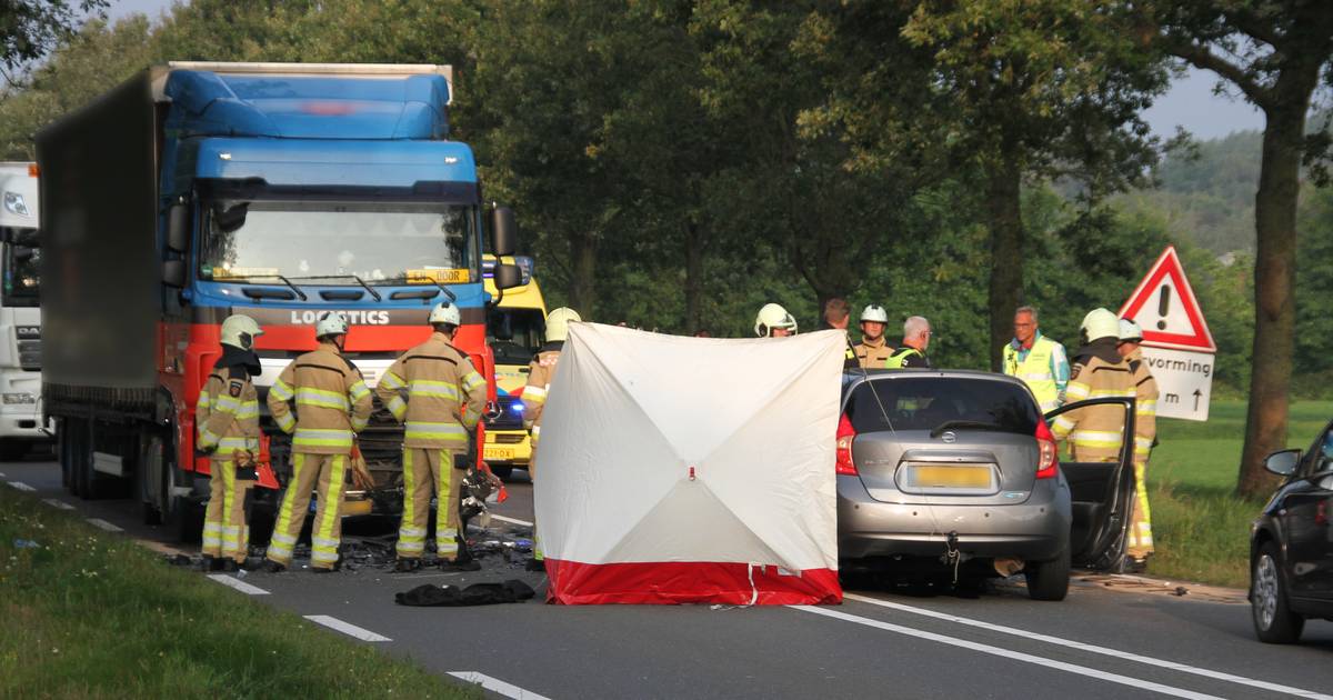 Dode na frontale botsing op vrachtauto bij Mariënheem: N35 tussen Zwolle en Almelo afgesloten.