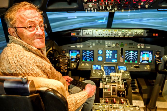 In de KLM-cabine met flightsimulator, waar hij tien jaar lang aan bouwde.