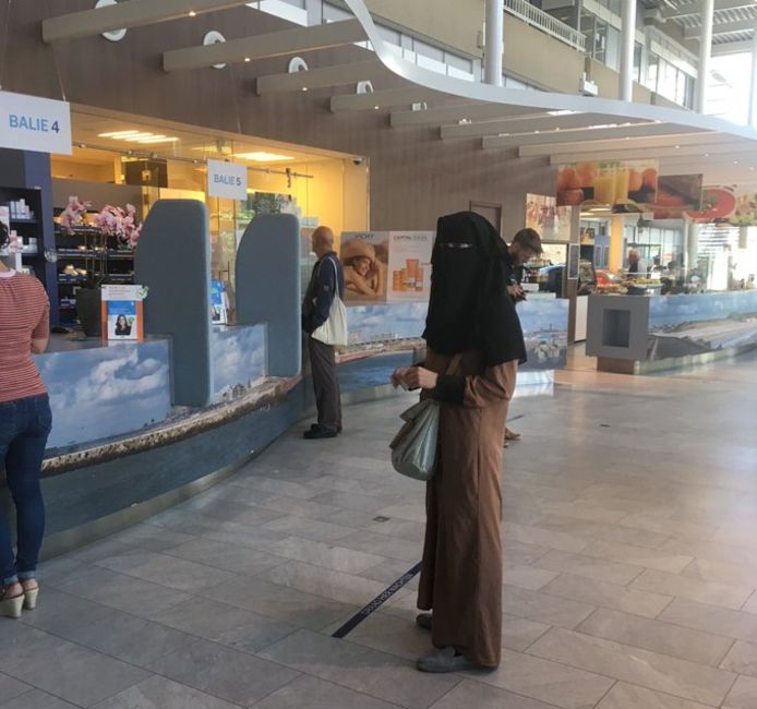 Liesbeth staat met een nikab op in het ziekenhuis