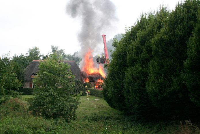 De brandweer bestrijdt het vuur in Varik.