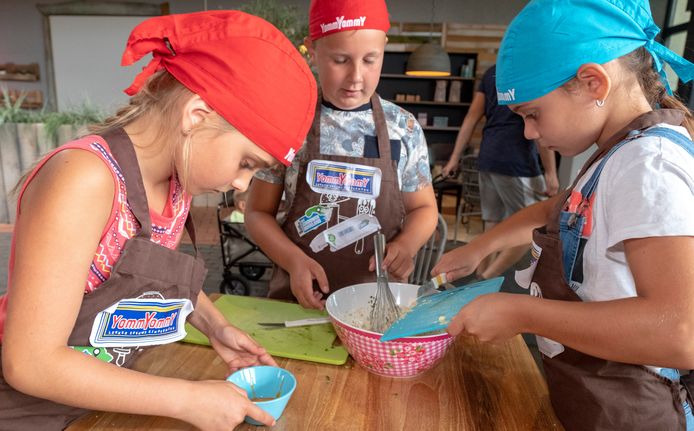 Tara (links), Lize, (rechts) en Lucas (midden) maken spannende hapjes met bijzondere Zeeuwse ingrediënten.