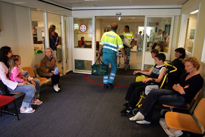 Willekeurige foto van mensen in wachtkamer bij de spoedeisende hulpafdeling.