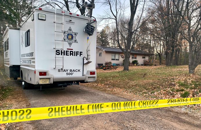 Een politiewagen bij het huis waar Jaymes ouders doodgeschoten werden teruggevonden.