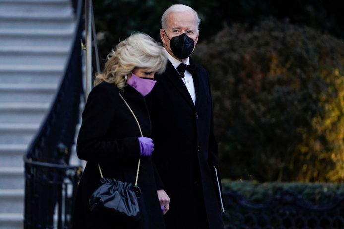 De Amerikaanse president Joe Biden en first lady Jill Biden lopen vanuit het Witte Huis naar de Marine One-helikopter voor hun vlucht naar Mount Vernon, zaterdag.