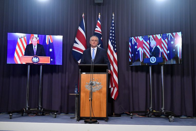 Eerste minister Boris Johnson van het VK, de Australische eerste minister Scott Morrison en VS-president Joe Biden op een gezamenlijke persconferentie over hun samenwerking in AUKUS.  Beeld EPA