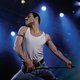 Acteur Rami Malek glorieert als uitstekende Freddie Mercury-vertolker met getrouw geïmiteerde rockposes (drie sterren)