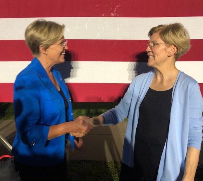 Stephanie Oyen (links) lijkt als twee druppels water op Elizabeth Warren.