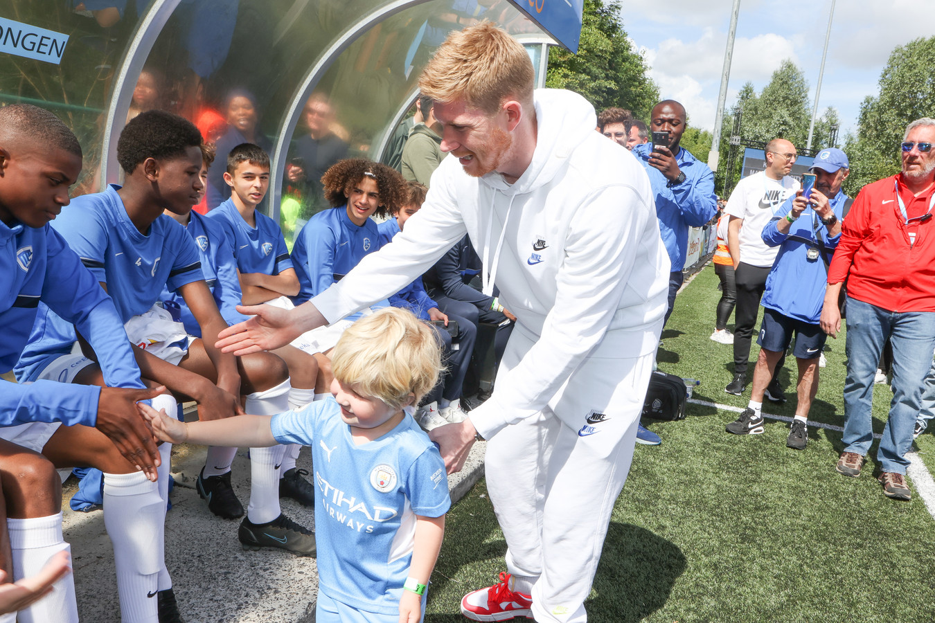 Kevin De Bruyne rondt signeersessie vroeger dan verwacht af: “Jammer ...
